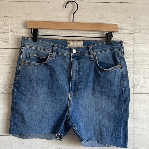Free People Denim Cut Off Shorts l SIZE 32 - Picture 1 of 8